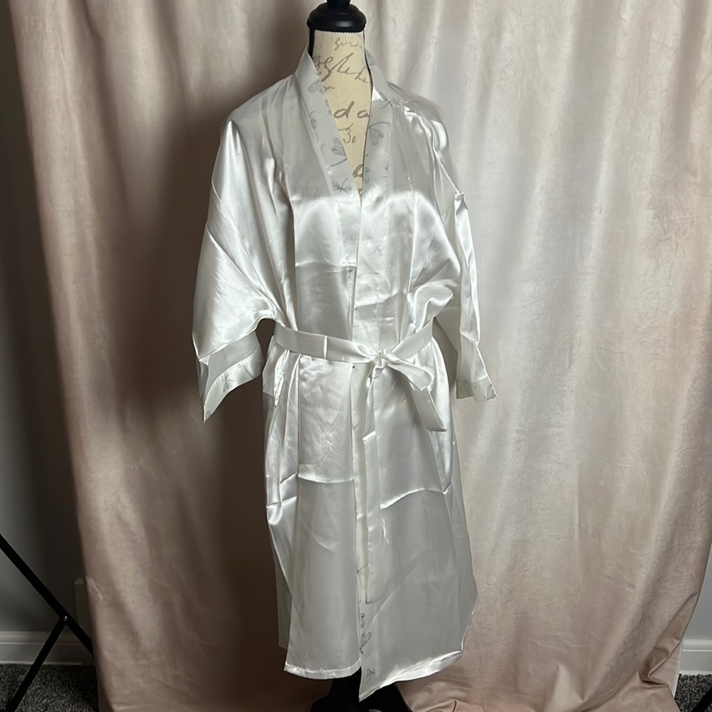 White Silky Kimono with Dragonfly designs brand new - Picture 2 of 4